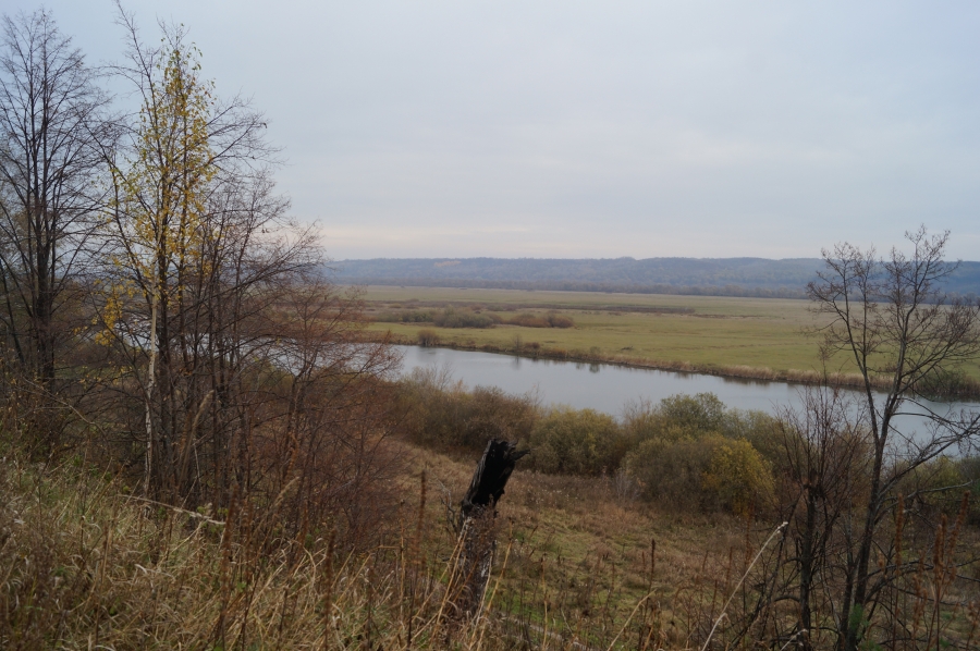 Вид на пойму реки Сура от Курмыша (внизу бывшая старица Суры-озеро Курмышка)