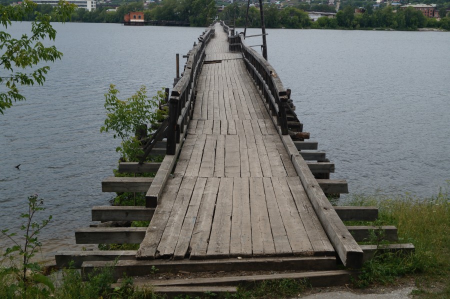Достопримечательный мост через пруд на реке Белая в Белорецке