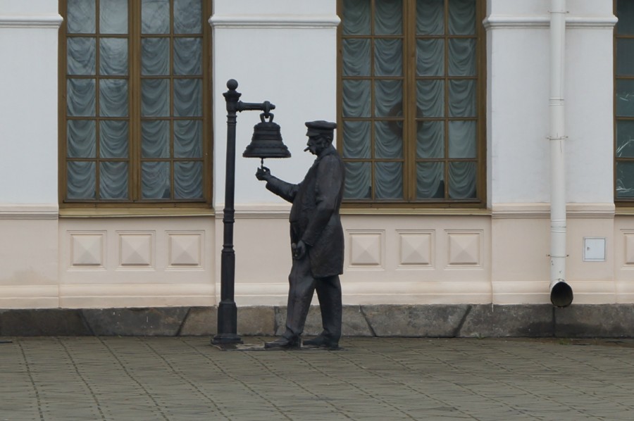 Скульптура станционного смотрителя у старого вокзала в Екатеринбурге