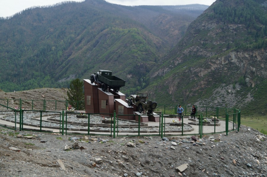 Памятник Кольке Снегиреву на Чуйском тракте