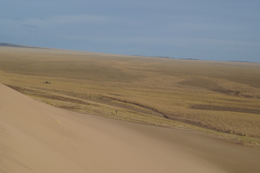 Вид на стоянку с песков Хонгорын-Элс в направлении Сэврэй