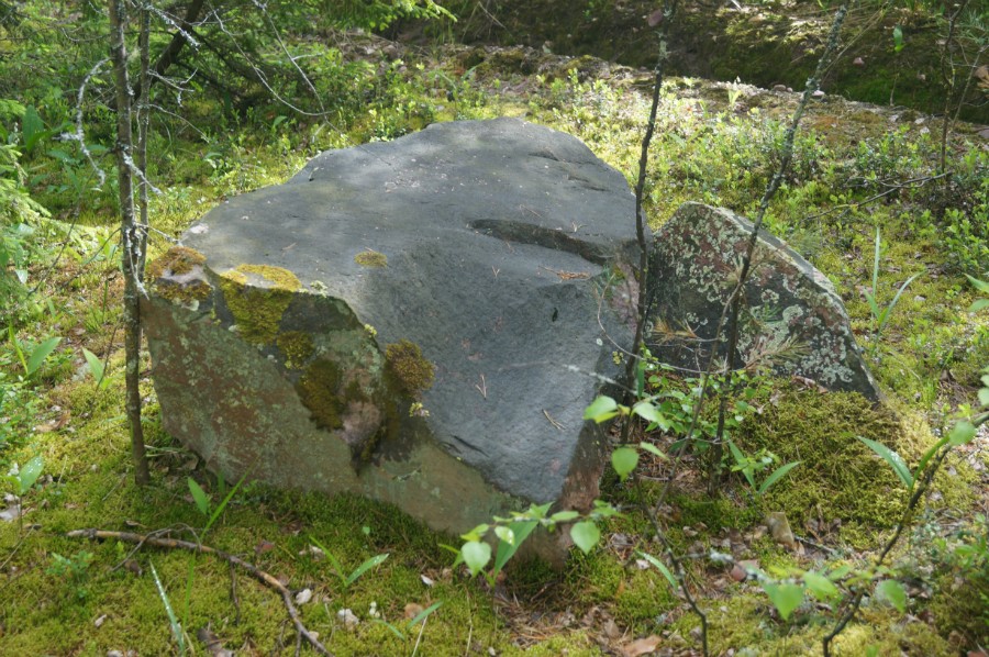 Два огромных камня у современной лесной дороги недалеко от 