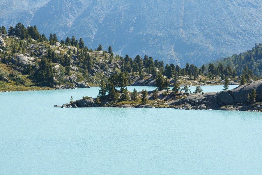 В центре озера располагается небольшой полуостров, по форме напоминающий женский сапожок