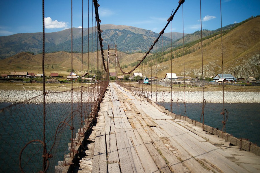 Старый подвесной мост через Катунь в поселке Тюнгур