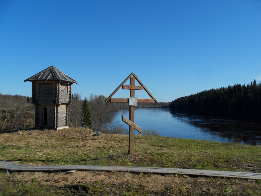 Памятный крест на берегу Онеги