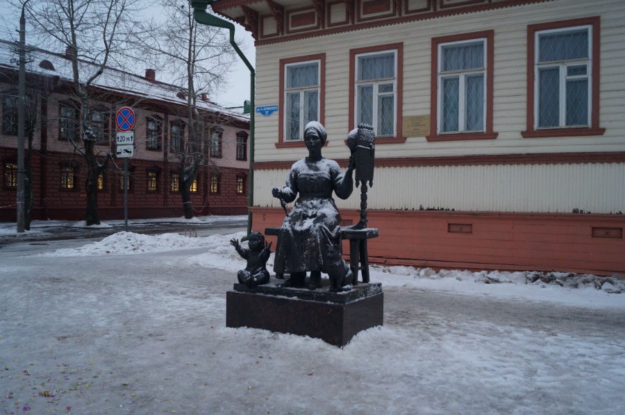 Памятник Русским женам - берегиням семейного очага в Архангельске