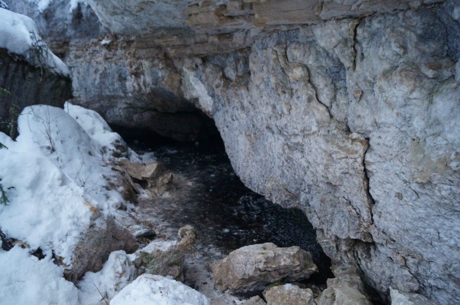 У входа в одну из пещер