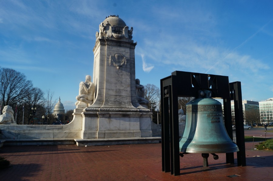 Памятник у центрального вокзала в Вашингтоне