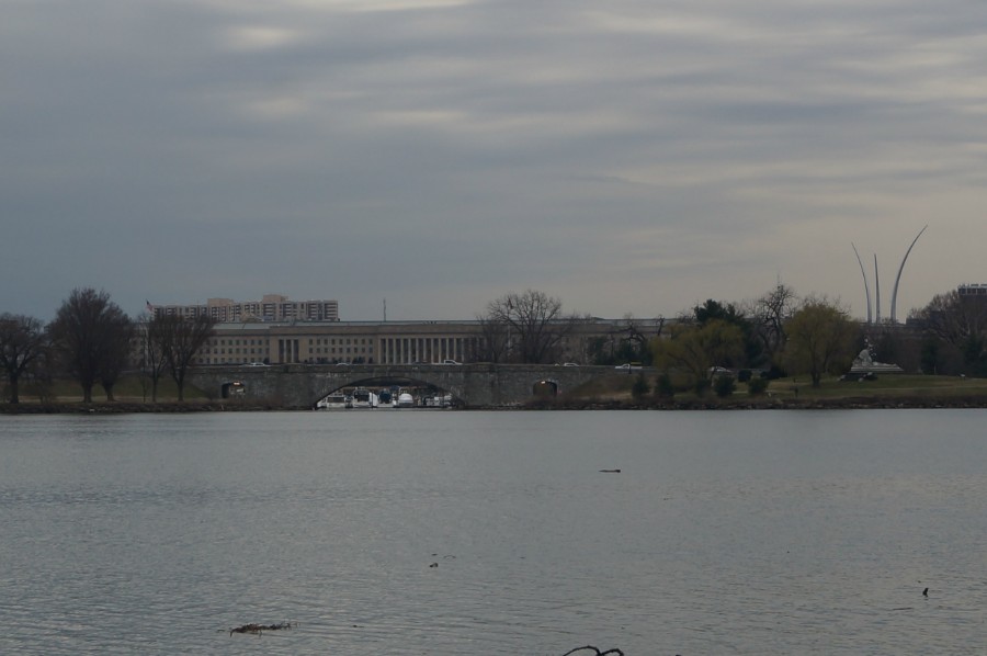 Вид на здание Пентагона через реку Потомак