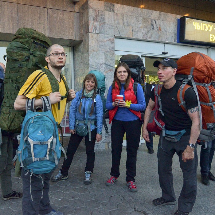 Наша группа (частично) на выходе из аэропорта Манас