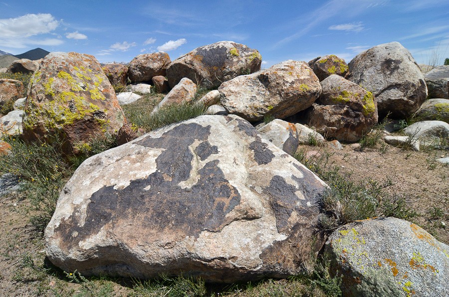 На большинстве камней отыскать петроглифы не так-то просто