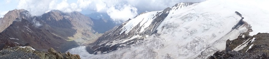 Вид на ледник Чач с пика ОЖД (Орджоникидзе)