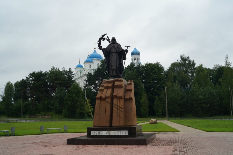 Памятник преподобному Ефрему Новоторжскому