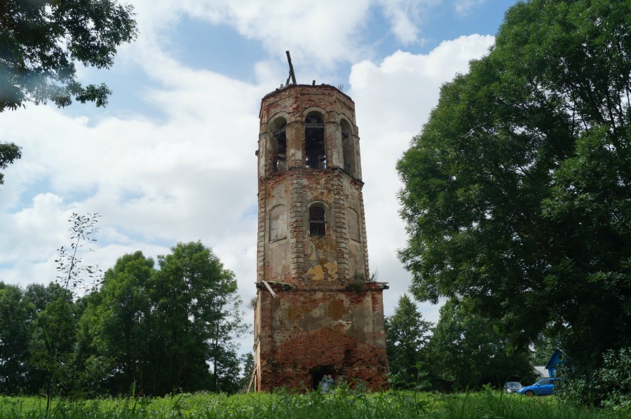 Именно на этой колокольне Воскресенского храма в Бурегах была немецкая огневая точка