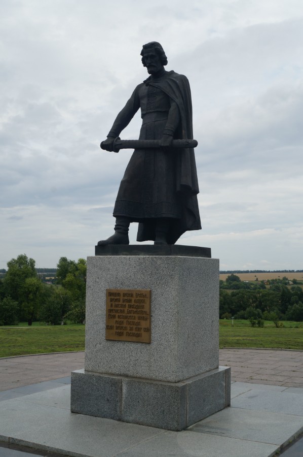Памятник Дмитрию Донскому в Монастырщино