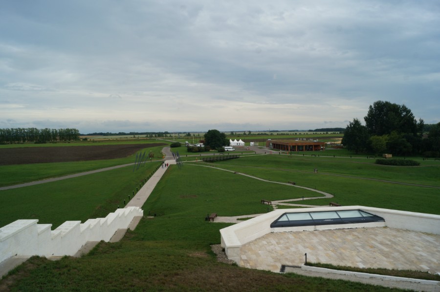 Вид с крыши музея на въезд 