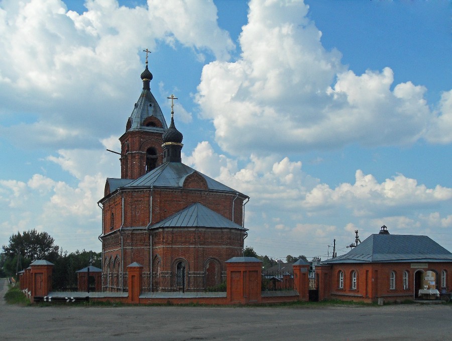 Церковь Воздвижения Креста Господня (1821 г.) с колокольней и монастырской лавкой в с. Дунилово
