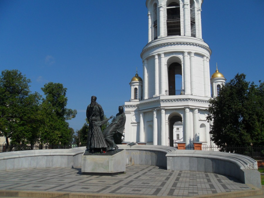Памятник священнослужителям и мирянам, пострадавшим во время гонений за веру Христову, на пл. Зеленой в г. Шуя