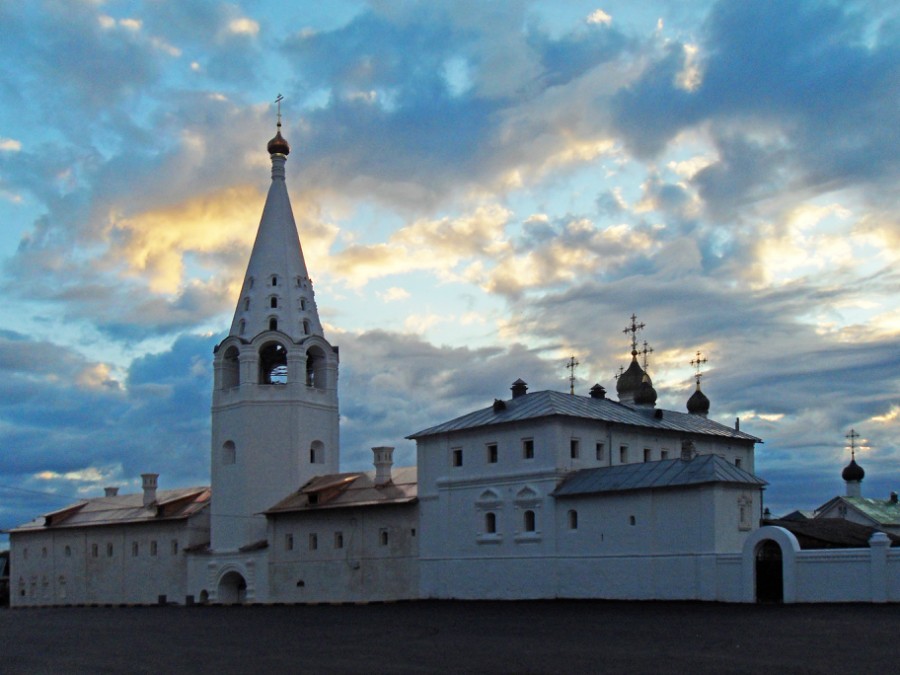 Сретенский женский монастырь (1658 г.) ранним утром