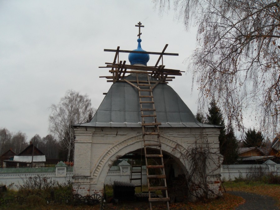 Купольная сень у северных ворот (на территории церкви Казанской иконы Божией Матери в с. Рожново)