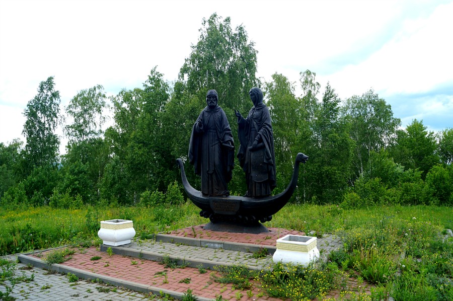 Памятник благоверным князю Петра и княгини Февронии у села Жайск
