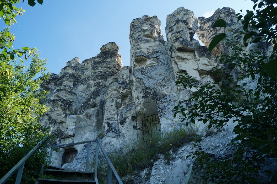 Входы в пещеры в Больших Дивах
