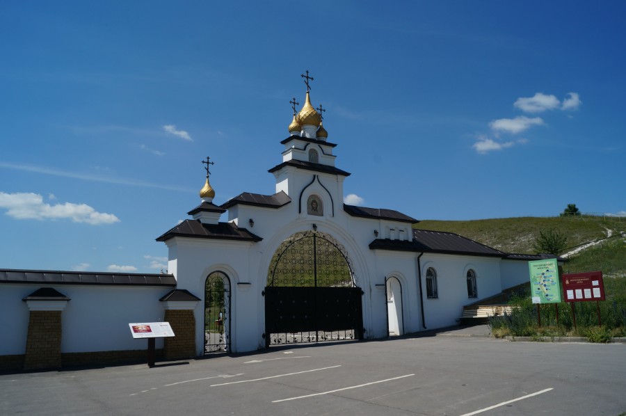 На входе в Костомаровский Спасский женский монастырь