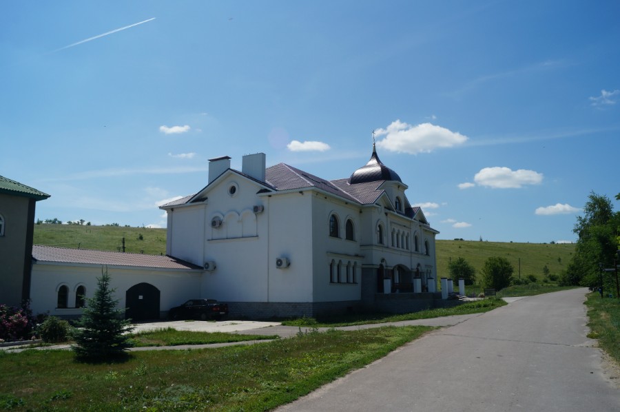 По дороге к пещерам. Костомаровский Спасский женский монастырь