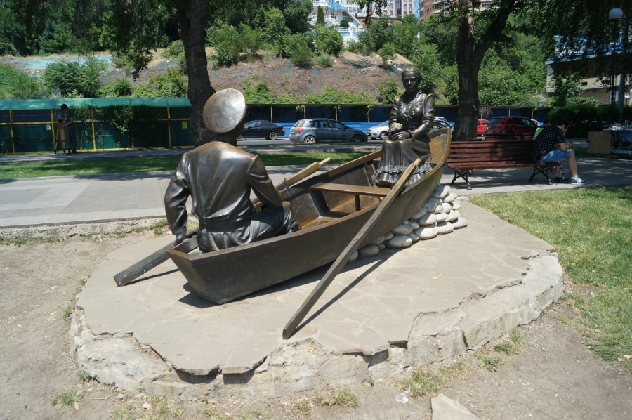 Памятник Григорию и Аксинии в Ростове-на-Дону