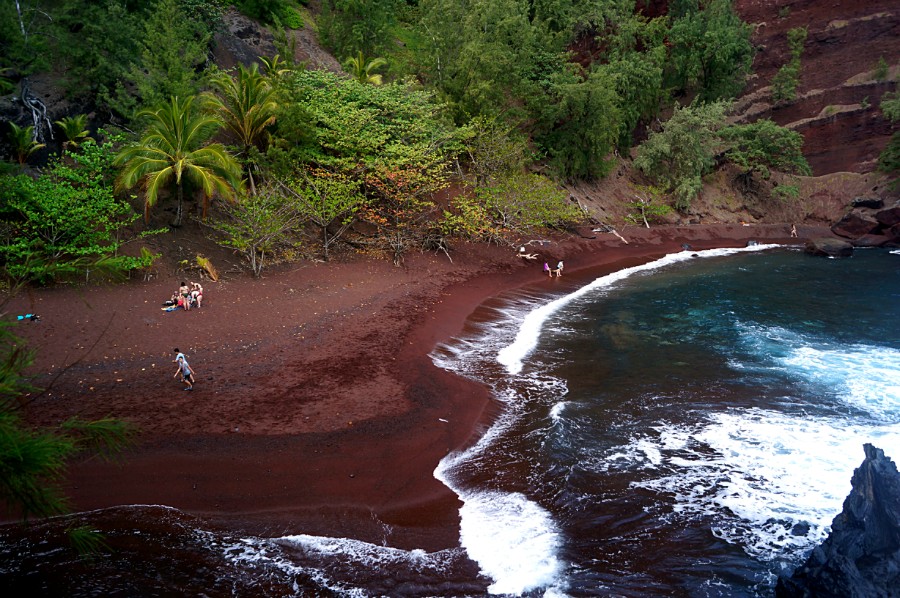   (Red Sand Beach)   