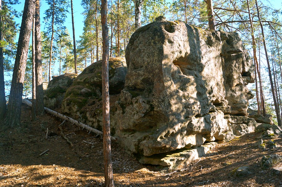 Камень на вершине скалы 