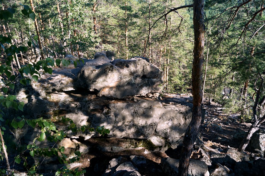 Камни на вершине скалы 