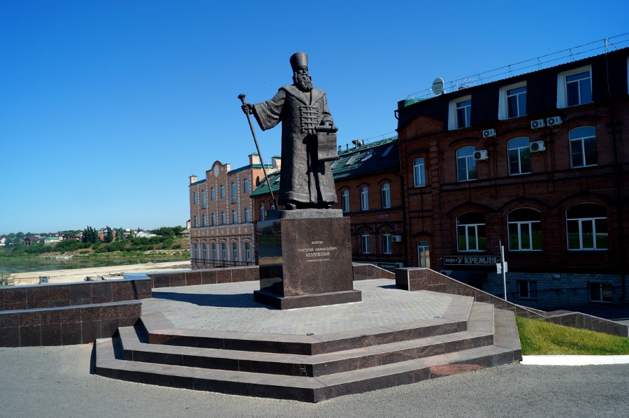 Сызрань. Памятник воеводе Г.А. Козловскому рядом с бывшим кремлем