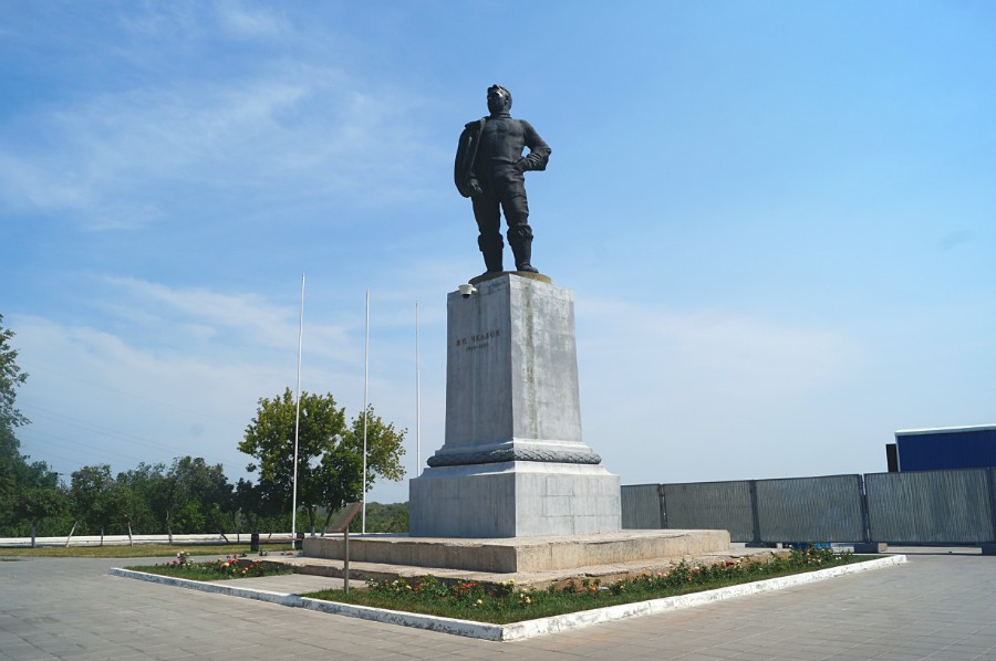 Памятник В.П. Чкалову в Оренбурге у пешеходного моста Европа-Азия