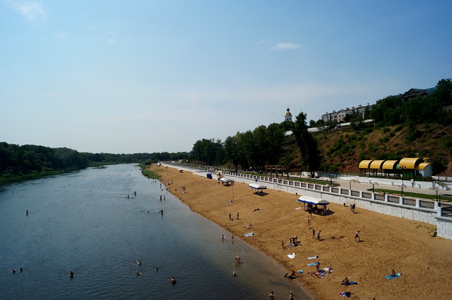 Вид на реку Урал с пешеходного моста Европа-Азия в Оренбурге