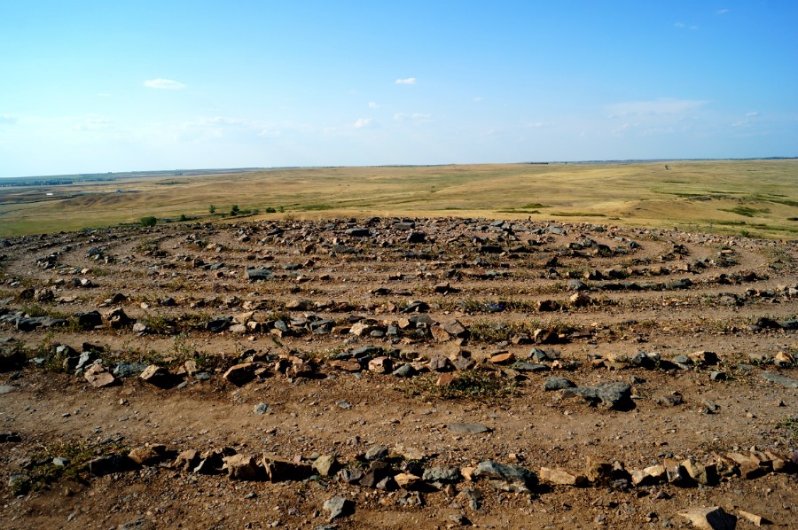 Каменные круги на вершине Шаманки. Здесь некоторые туристы медитируют и 