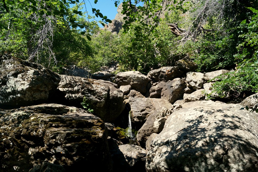 Средняя ступень водопада Гадельша. Летом практически иссох 