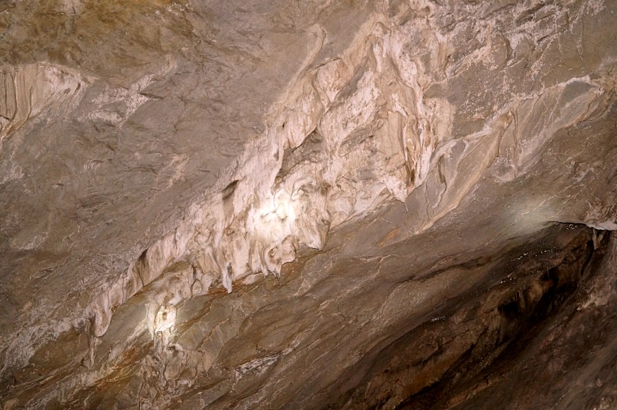 Сталактиты в Каповой пещере