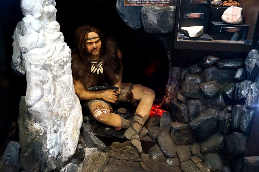 Древний человек в музее Каповой пещеры