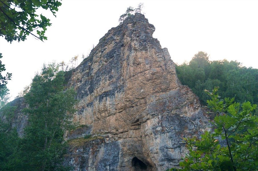 Скала Калим-ускан с пещерой Салавата Юлаева. Фото 2
