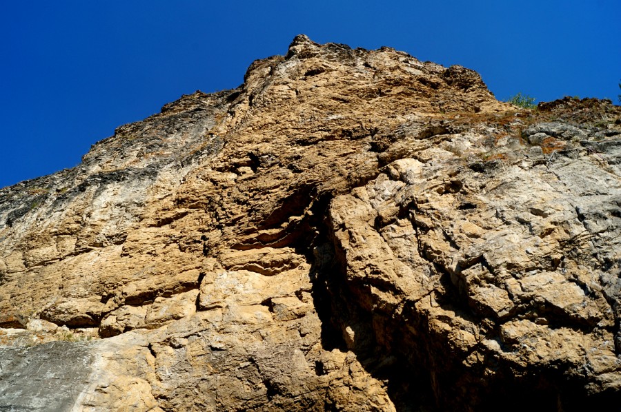 Вид на вершину скалы Калим-ускан от входа в пещеру Салавата Юлаева