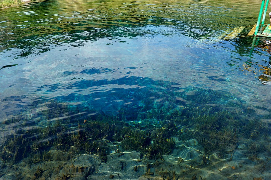 Голубое озеро - видна одна из воклин (устье впадающего в это озеро огромного подземного источника)