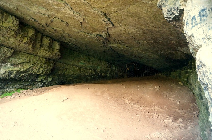 На входе в Игнатьевскую пещеру. Далее железные решетки