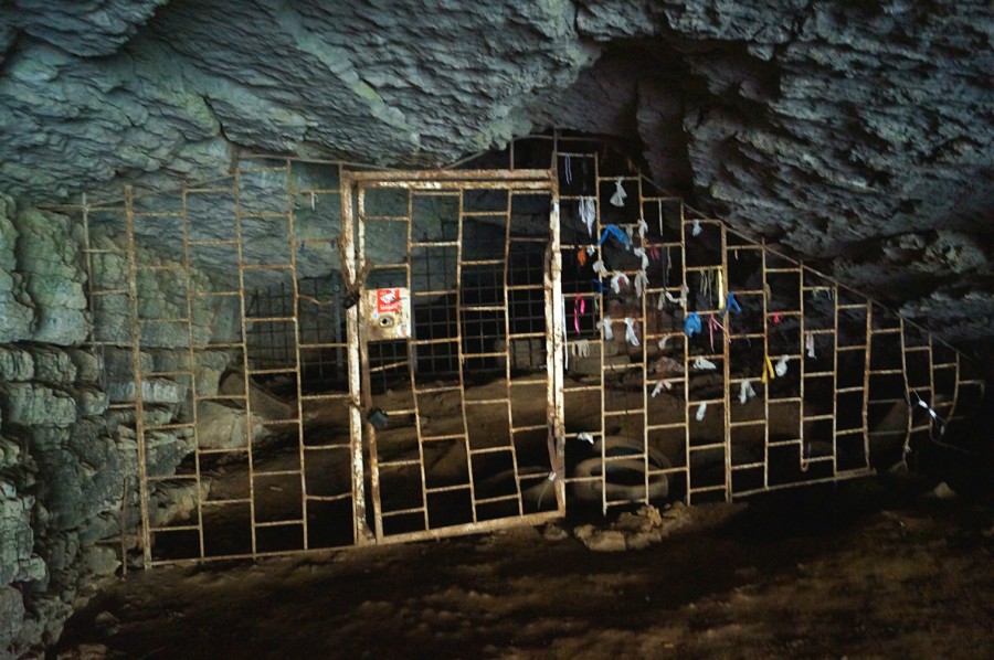 Решетки в Игнатьевской пещере