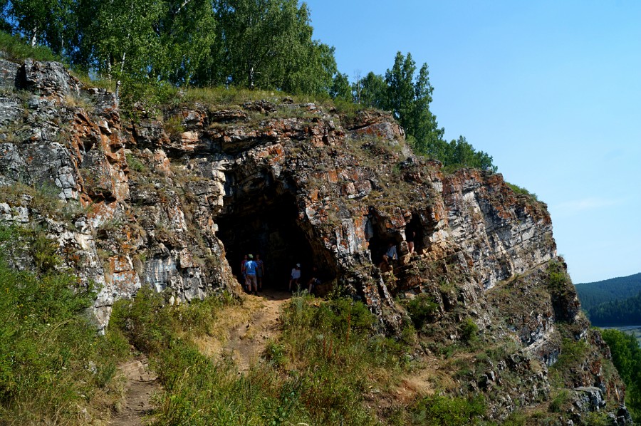 У входа в Идрисовскую пещеру