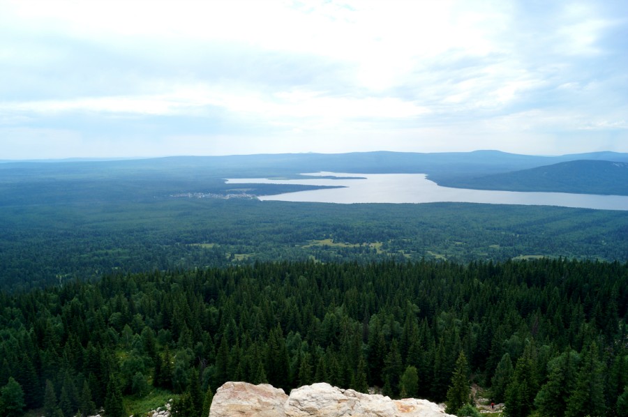 Вид с вершины хребта Зюраткуль на одноименное озеро