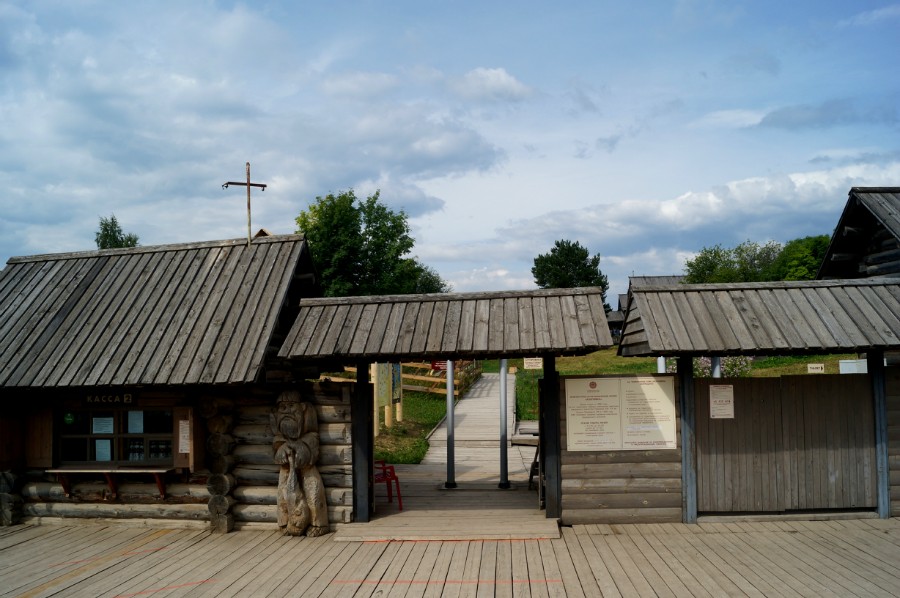 Вход в Архитектурно-этнографический музей Хохловка