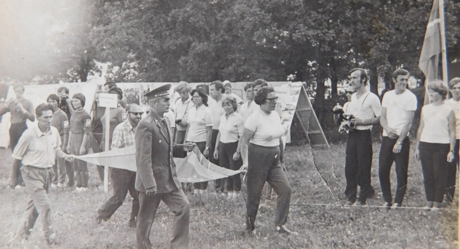       1976 . 