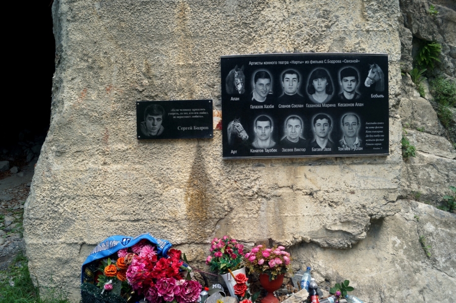 Памятные доски на предположительном месте гибели группы Сергея Бодрова. Для лучшего просмотра нажать на лупу под фото