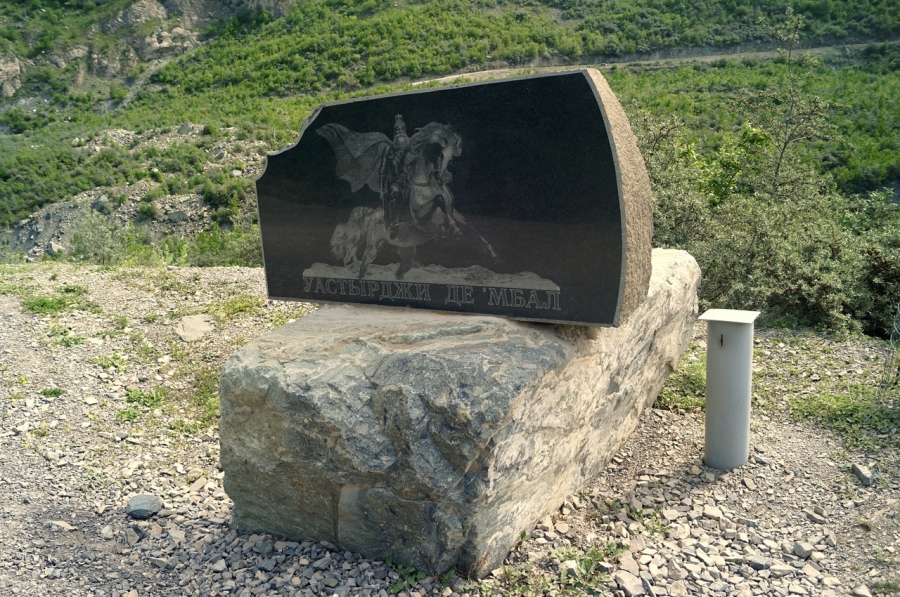 Местный памятник в Кармадонском ущелье